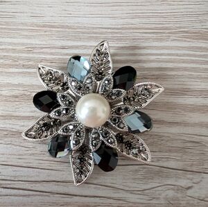 Elegant Silver and Black Floral Brooch. Add This Piece To Your Collection 🖤